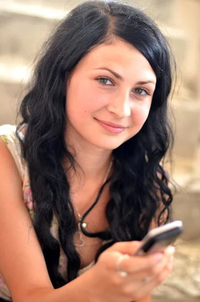 핸드폰으로 젊은 아름 다운 여자 — 스톡 사진