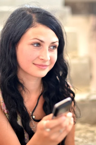Mladá krásná žena s mobil — Stock fotografie