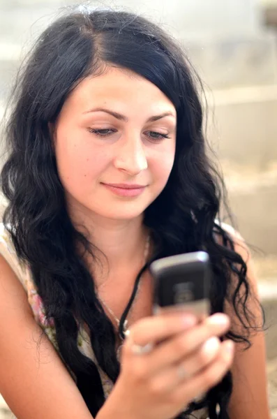 Junge schöne Frau mit Handy — Stockfoto