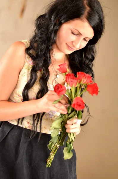 Menina de moda bonita com rosas — Fotografia de Stock