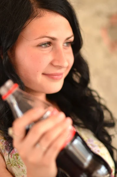 Jeune femme avec une bouteille — Photo