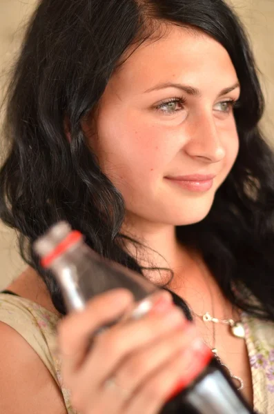 Молодая женщина с бутылкой — стоковое фото
