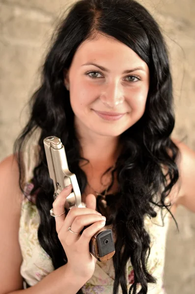 Ελκυστική νεαρή γυναίκα με ένα πυροβόλο όπλο — Φωτογραφία Αρχείου