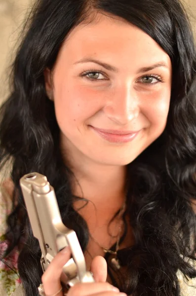 Jolie jeune femme avec un pistolet — Photo