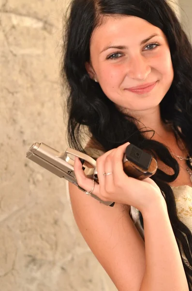 Atraktivní mladá žena s pistolí — Stock fotografie