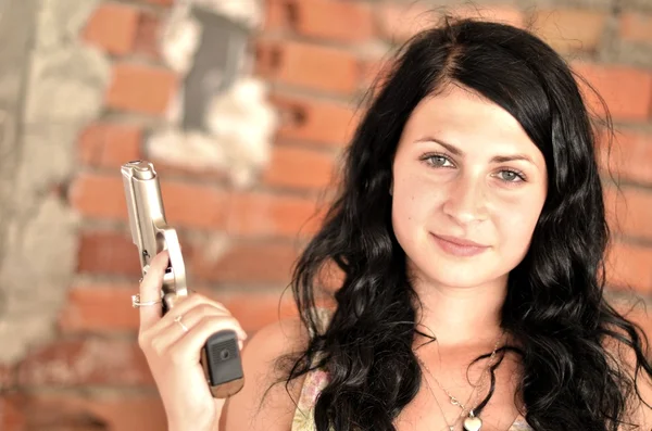 Atractiva joven con un arma — Foto de Stock
