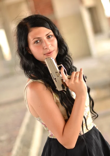 Jolie jeune femme avec un pistolet — Photo