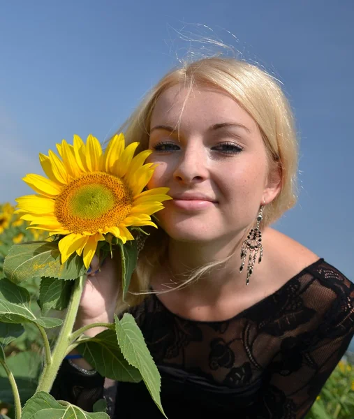 Porträtt av ung kvinna med solrosor — Stockfoto