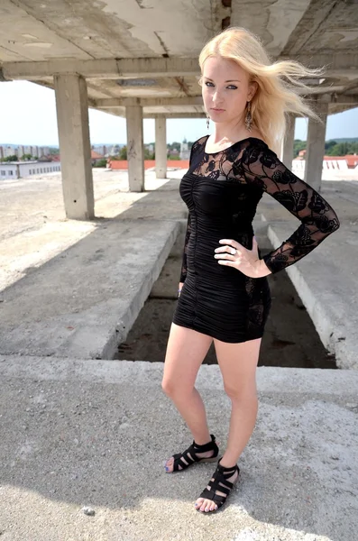 Σέξι ξανθιά κοπέλα στον μαύρο φόρεμα — Φωτογραφία Αρχείου