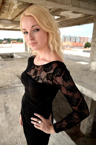 Sexy dama rubia en vestido negro —  Fotos de Stock