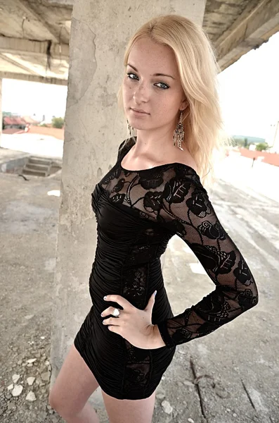 Senhora loira sexy em vestido preto — Fotografia de Stock