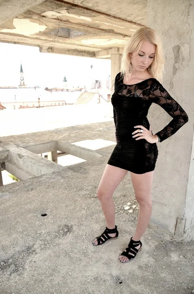 Сексуальна блондинка в чорній сукні — стокове фото