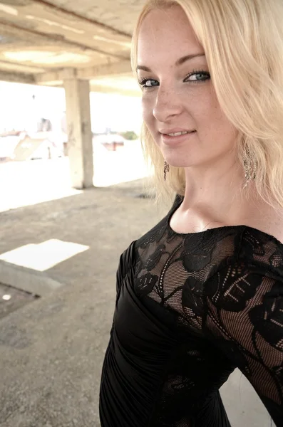 Sexy blonde Dame im schwarzen Kleid — Stockfoto