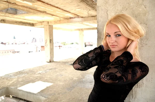 Seksowna blond pani w czarnej sukni — Zdjęcie stockowe