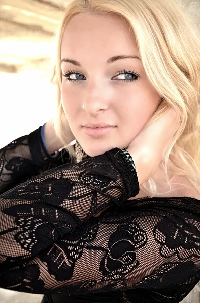 Sexy blonde dame in zwarte jurk — Stockfoto