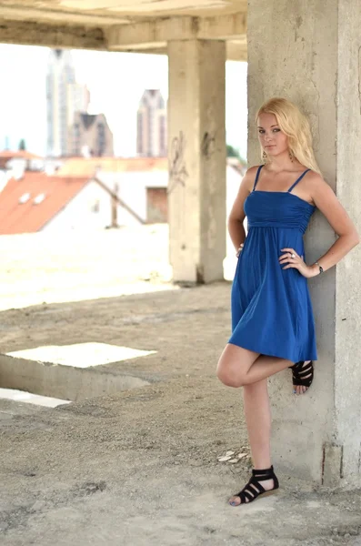Junge blonde Frau posiert in stilvollem blauen Kleid — Stockfoto
