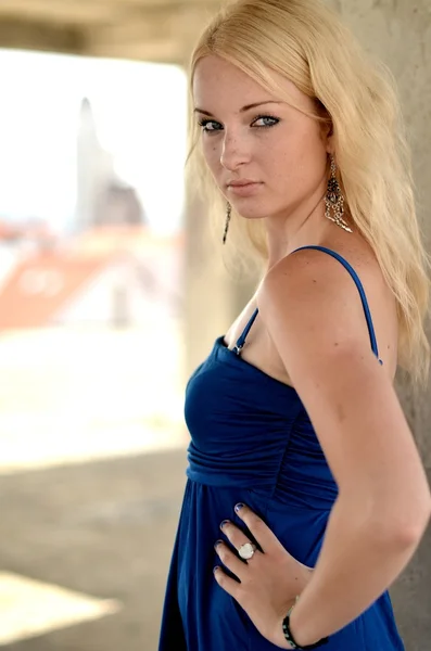 Ung blond kvinna poserar i snygg blå klänning — Stockfoto