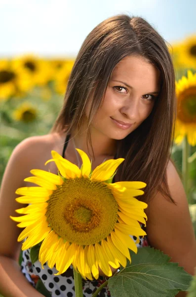 Portret młodej kobiety z słoneczniki — Zdjęcie stockowe