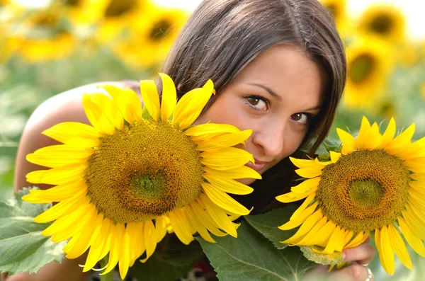 Portret van een jonge vrouw met zonnebloemen — Stockfoto