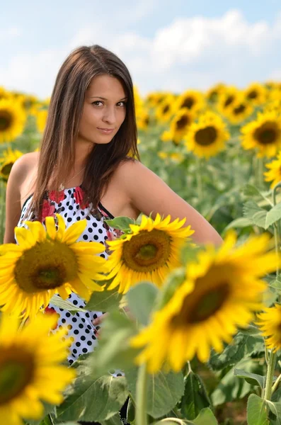 Portret van een jonge vrouw met zonnebloemen — Stockfoto