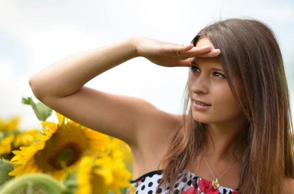 Porträt einer jungen Frau mit Sonnenblumen — Stockfoto