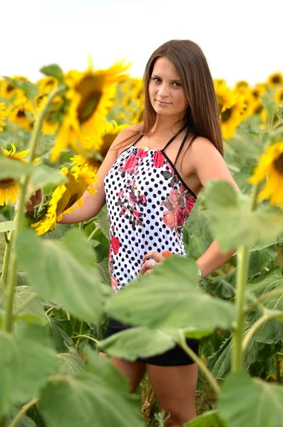 Portrét mladé ženy se slunečnicemi — Stock fotografie