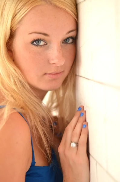 Młoda blond kobieta pozowanie w stylowy sukienka niebieski — Zdjęcie stockowe