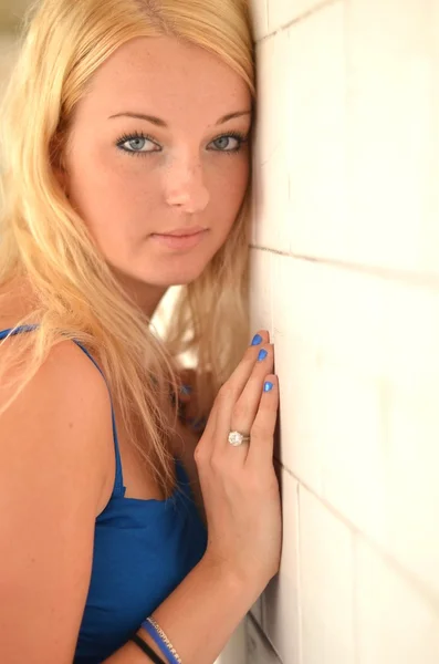 Ung blond kvinna poserar i snygg blå klänning — Stockfoto