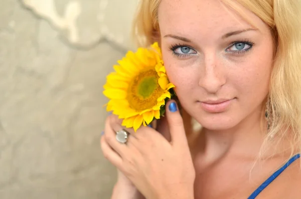 Blondýnka s slunečnice — Stock fotografie