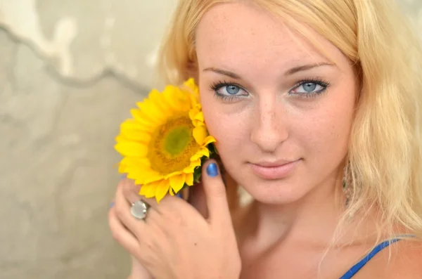 Blondine mit Sonnenblume — Stockfoto