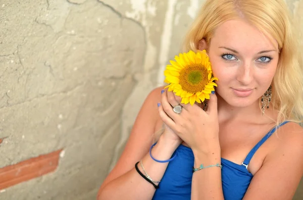 Blonde met zonnebloem — Stockfoto