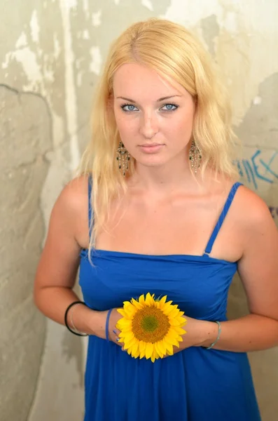 Blondýnka s slunečnice — Stock fotografie