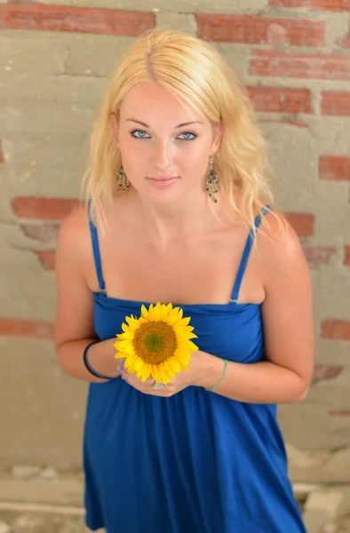 Blonde with sunflower — Stock Photo, Image
