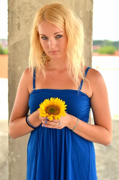 Блондинка з соняшника — стокове фото