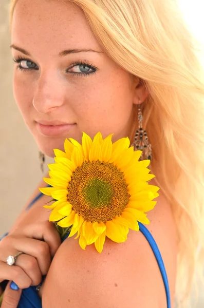 Blonde met zonnebloem — Stockfoto