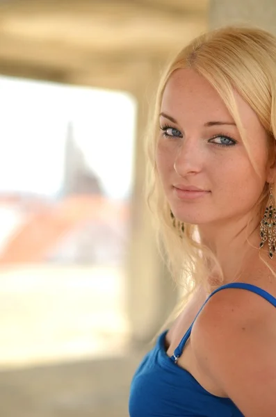 Sarışın genç kadın şık Mavi elbiseyle poz — Stok fotoğraf