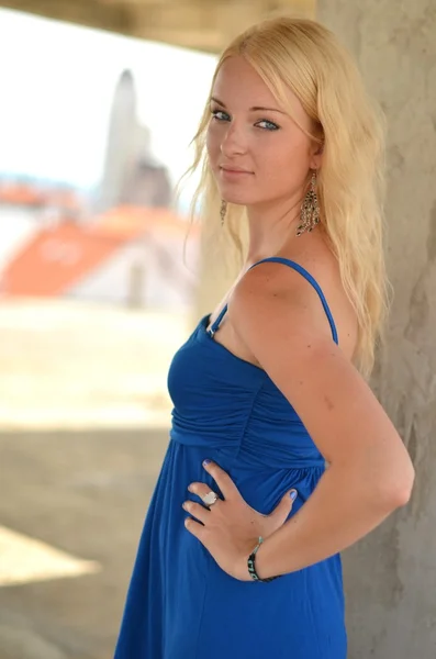 Νεαρός ξανθιά γυναίκα που θέτουν σε κομψό μπλε φόρεμα — Φωτογραφία Αρχείου