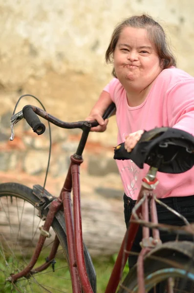 Mujer con síndrome de Down con bicicleta — Foto de Stock