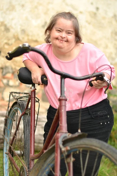 Frau mit Down-Syndrom mit Fahrrad — Stockfoto