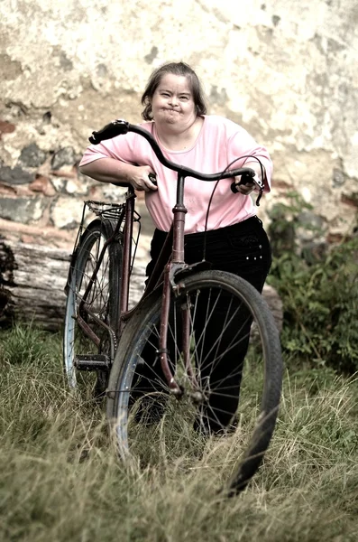 Mulher com síndrome de down com bicicleta — Fotografia de Stock