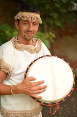 djembe oynayan adam