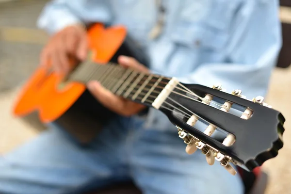 Man is playing an acoustic guitar — Stock Photo, Image