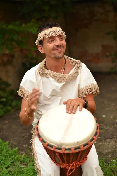 Człowiek grający na djembe — Zdjęcie stockowe