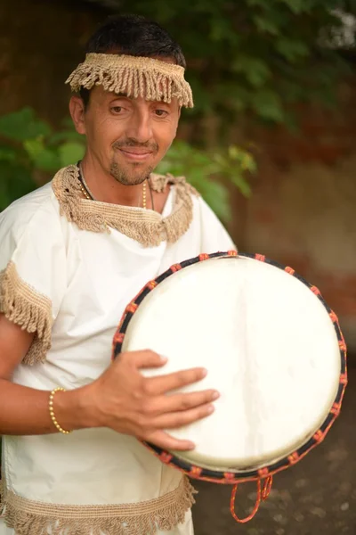 L'uomo che suona il djembe — Foto Stock