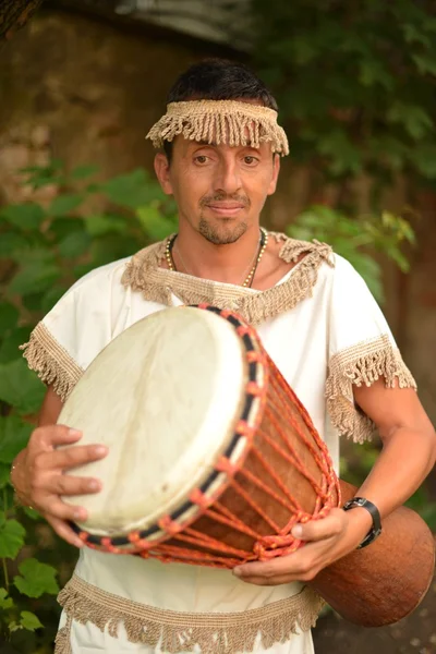 Człowiek grający na djembe — Zdjęcie stockowe