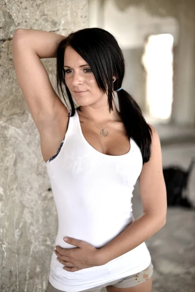 Jovem mulher bonita com cabelo preto, longo — Fotografia de Stock