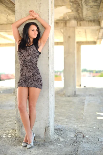 Junge Frau posiert in Ruinen alter Fabrik — Stockfoto