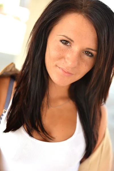 Jovem mulher bonita com cabelo preto, longo — Fotografia de Stock