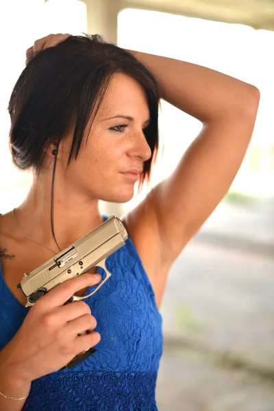 Jeune belle femme tenant un pistolet — Photo