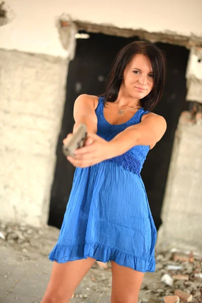 Joven hermosa mujer sosteniendo un arma — Foto de Stock